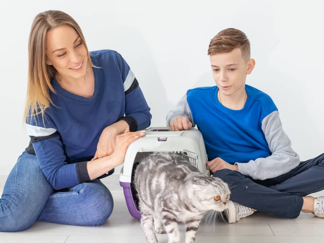 Familia llevando a gato al Hospital Veterinario en Apodaca